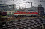 DR 132 603 durchfährt am 14.11.1990 solo die Fernbahnstrecke neben dem S-Bahnhof Berlin Warschauer Straße.