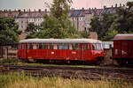 DR-Dieseltriebwagen 171 136 am 19.10.1991 in Berlin irgendwo auf der Fahrt zwischen Ostbahnhof und Ostkreuz durch das hereingeklappte Oberlichtfenster eines S-Bahn-Zugs aufgenommen.