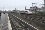 Ein ICE 4 durchfährt im November 2025 den Bahnhof Berlin Warschauer Straße Richtung Berlin Ostbahnhof. 