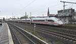 Ein ICE 4 durchfährt im November 2025 den Bahnhof Berlin Warschauer Straße Richtung Berlin Ostbahnhof. 