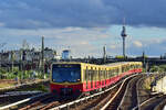 Ein 481er Vollzug erreicht als S2 nach Berlin Buch den S-Bahnhof Bornholmer Straße aus Richtung Gesundbrunnen.

Berlin