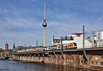 Ein Doppelzug der ODEG mit 3462529 an der Spitze passiert hier am 13.3.2026 um 10.28 Uhr den S-Bahnhof Jannowitzbrücke und ist entlang der Spree auf dem Weg zum Bahnhof Berlin-Ostbahnhof.