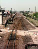 Grenzbahnhof Staaken im Mai 1976 (aufgenommen von der Westberliner Strassenbrcke, wobei man ganz genau vom Wachturm aus beobachtet wurde) Links der Wachturm, vorn der Grenzweg fr Streifenfahrten,