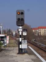 EIN HL-SIGNAL MIT KLEINEM SCHIRM :: Kleine Schirme wurden bei den Hl-Signalen der DR nicht nur fr Vorsignale verwendet, sondern auch hufig fr automatische Mehrabschnittsblcke.