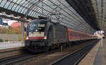 182 513 wartet am 14.10.17 mit dem IRE nach Hamburg in der Spandauer Bahnhofshalle auf die Abfahrt.
