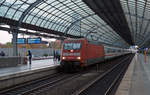 101 143 verlässt mit dem IC 140 nach Bad Bentheim am 20.10.18 die Bahnhofshalle von Berlin-Spandau.