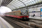 S Bahn Zug 480016-5 fährt als S 3 nach Erkner am  9.2.2026 um 11.56 Uhr in den Bahnhof Berlin Spandau ein.