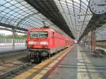 Hier 143 225-1 mit einer RB14 von Nauen nach Berlin Schnefeld Flughafen, bei der Einfahrt am 8.7.2011 in Berlin Spandau.