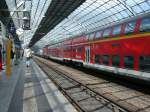 Beeindruckt hat mich die lange Bahnsteighalle aus Glas am Spandauer Bahnhof.