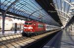 Aussterbende Lok mit aussterbender Zuggattung. BR 103 mit Interregio im Hauptbahnhof Berlin-Spandau (2001)