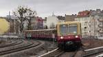 Eine S46 nach Königswusterhausen erreicht den Bahnhof Berlin Südkreuz. Aufgenommen am 3.1.2018 11:34