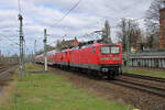 DB 112 114 schiebt 112 110 und ihren RE3 nach Stralsund aus dem Bahnhof Berlin Südkreuz.