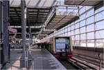 Die Ringbahn am Bahnhof Berlin-S�dkreuz -     Durchaus interessant ist die Dachkonstruktion der modernen Bahnsteighalle mit ihren quer zur den Gleisen und l�ngs zu den Bahnsteigkanten verlaufenden