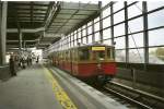 Traditions-S-Bahn beim kurzen Zwischenhalt in Berlin Sdkreuz im Herbst 2007