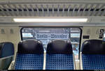 Moderner Zug, alter Bahnhof:  Blick während eines planmäßigen Halts aus dem Fenster eines Doppelstockwagens von DB Regio Nordost auf ein historisches Schild des Bahnhofs Berlin-Wannsee.