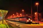 101 126-1 wartet mit AZ 13305 Berlin-Lichtenberg - Bozen im abendlichen Bahnhof Berlin-Wannsee auf sein grnes Ausfahrtsignal (22.01.10)