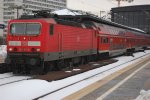 Hier zieht die 143 818-3 den RB14 nach kurzem stop in Berlin Zoologischen Garten weiter nach Senftenberg am 04.02.2010