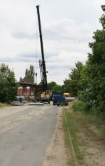 3.6.2012 Bernau (bei Berlin) Ladestrae. Die Hilfsbrcke zwischen den Bahnsteigen ist abgebaut, die Teile werden verladen. Rechts Reste des Gleis an der Ladestr. (18)