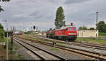 Nachdem 232 571-0 (132 571-1) in Bernburg Hbf etliche reguläre und umgeleitete Regionalzüge passieren lassen musste, setzt sie sich mit zwei Kesselwagen aus dem Sodawerk der Solvay Chemicals