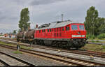 Hier noch einmal aus nächster Nähe die 232 571-0 (132 571-1), die zwei Kesselwagen aus dem Sodawerk Bernburg, gefüllt mit Wasserstoffperoxid (58 - brandfördernder Stoff, ätzend), abholt und die Gleisanlagen von Bernburg Hbf Richtung Köthen verlässt. Zwei Stunden zuvor stellte sie dem Werk einen Kesselwagen zu.

🧰 DB Cargo
🚩 Bahnstrecke Köthen–Aschersleben (KBS 334)
🕓 16.8.2021 | 15:29 Uhr