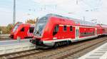 Am nächsten Tag war es fast wie am Vortag, 446 023 wartet als 4566 nach Frankfurt in Biblis auf den RE 70 nach Mannheim. Daneben steht ein 622 mit dem Anschlusszug nach Worms. Die Bauarbeiten in Groß-Rohrheim waren immer noch und der Abschnitt Groß-Rohrheim – Biblis nur eingleisig befahrbar. Aufgenommen am 07. Oktober 2018.