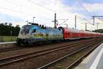 182 002 DB (mit Werbung für RE1) als RE 3119 (RE1) von Magdeburg Hbf nach Cottbus durchfährt den Bahnhof Biederitz.