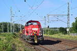 261 046-7 kommt mit Schwellentransportwagen durch Biederitz gen Potsdam gefahren.

Biederitz 21.07.2020