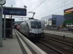 Eine berraschung war diese silberne TAURUS Lok der Baureihe 182, die einen kurzen Gterzug durch den Bielefelder Hauptbahnhof zog.
