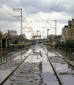 Rheinhochwasser legte am 29.3.1988 die linke Rheinstrecke in Bingen lahm. Pendel-Zugverkehr war nur noch zwischen Koblenz und Bingerbrück möglich. 