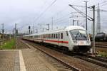 Nachschuss auf Bimdzf mit Zuglok 120 118-5 als IC 1962 (Linie 50 MDV) von Berlin Hbf (tief) nach Köln Hbf (über Nordhausen, Kassel-Wilhelmshöhe, Dortmund Hbf), der den Bahnhof Bitterfeld auf Gleis 3 verlässt. [24.9.2017 | 16:17 Uhr]