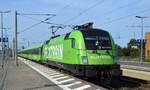 Flixtrain mit der MRCE Dispo  ES 64 U2-021  [NVR-Nummer: 91 80 6182 521-5 D-DISPO] und Wagengarnitur Richtung Leipzig Durchfahrt Bahnhof Bitterfeld am 20.07.22