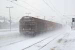 Mchtig Schnee wirbelt 155 229 mit ihrem Gterzug auf, als sie am 06.01.2010 durch Bitterfeld fhrt.