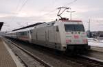 101 034 und 120 111 am vorderen Zugteil bespannen am 18.02.10 den IC 2354. Fotografiert im Bahnhof Bitterfeld.