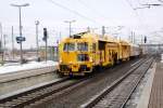 Dieser Bauzug bestehend aus Stopfmaschine, zwei Bauwagen und Schotterprofiliermaschine durchfahren am 18.02.10 Bitterfeld Richtung Leipzig.