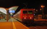 143 002 steht am Abend des 12.03.11 in Bitterfeld.