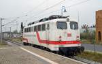 110 511 fuhr am 27.10.11 aus Richtung Dessau kommend in den Bahnhof Bitterfeld ein, blieb dort ca.