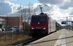 189 800 bespannte am 26.02.12 den MTEG-Skoda-Zug, hier bei der Durchfahrt durch Bitterfeld.