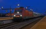 Am Morgen des 17.12.14 wartet 101 124 mit ihrem als ICE 1005 verkehrenden Metropolitan in Bitterfeld auf die Weiterfahrt Richtung Halle(S).