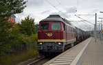 132 004 der LEG schleppte am 08.10.16 einen Kesselwagenzug durch Bitterfeld Richtung Dessau.