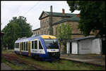 Vor dem in dieser Zeit nicht mehr genutzten Bahnhofsgebäude in Blankenburg wartet VT 876 der HEX am 28.5.2007 auf die Abfahrt nach Halberstadt.