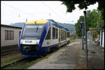 HEX VT 876 steht hier am 28.5.2007 abfahrbereit nach Halberstadt am Hausbahnsteig in Blankenburg.