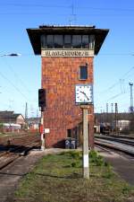 Stellwerk am Bahnsteigende (Gleis 1 und 2) im Bahnhof Blankenburg/Harz, aufgenommen am 07.04.2012.