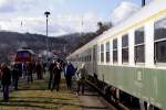 Blick am Vormittag des 07.04.2012 in den Bahnhof Blankenburg/Harz. Der rechts im Bild zu sehende Zug ist ein Sonderzug der  Sonderzugveranstaltungen Chemnitz  der, gezogen von Dampflok 18 201, im Rahmen einer Harzumrundung hier verweilte. Aufgrund einer notwendigen Rangierfahrt, wurden alle Fahrgste aufgefordert, den Zug zu verlassen (deshalb der Andrang auf dem Bahnsteig!). Links im Bild ist eine  Ludmilla  der  Mitteldeutschen Eisenbahngesellschaft  zu sehen und im Hintergrund dampft bereits 95 027, welche den Zug in Krze nach Rbeland bringen wird.