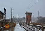 Blick auf das große Turmstellwerk im Bahnhof Blankenburg Harz.