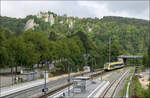 Unter der Ruine Rusenschloss - 

... verlässt 622 317 den Bahnhof Blaubeuren mit Ziel Ulm Hbf.

10.09.2025 (M)