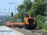 Die Diesellokomotive 214 001-0 mit einem Bauzug Ende Juni 2018 in der Nähe des Hauptbahnhofes in Bochum.
