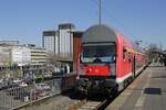 Mit dem WFL-Doppelstockwagen wartet die 143 326-7 am 08.03.2022 im Bochumer Hauptbahnhof auf die Rückfahrt nach Gelsenkirchen