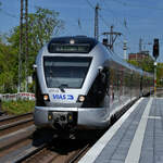 Der Elektrotriebzug 221101 B auf den letzten Metern bis zum Halt am Hauptbahnhof in Bochum, so gesehen Ende April 2026.