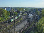 Blick aus dem obersten Stockwerk des Sudhauses der Moritz Fiege Brauerei auf den Bahnsteigbereich des Hauptbahnhofes in Bochum.