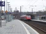 Der Bochumer Hbf mit einem RE nach Hamm (Westf.), einem Abellio Flirt und der Moritz Fiege Bierbrauerei im Hintergrund. (06.02.2008)